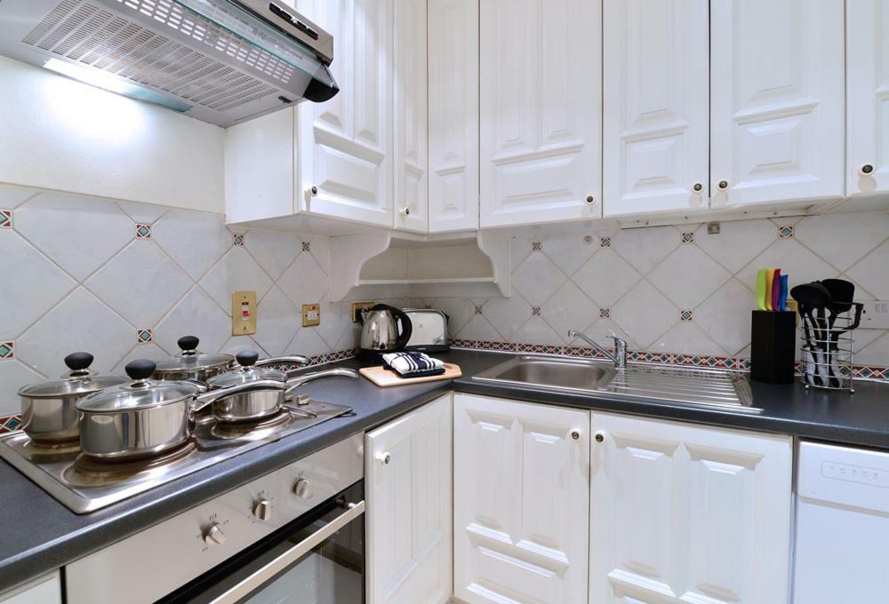 Somerset Court Kensington Apartments Лондон Экстерьер фото